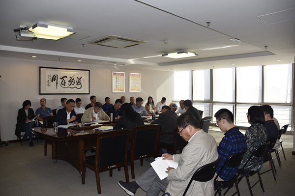 集團(tuán)公司召開“不忘初心、牢記使命”主題教育全面從嚴(yán)治黨專題集中學(xué)習(xí)研討會(huì)議