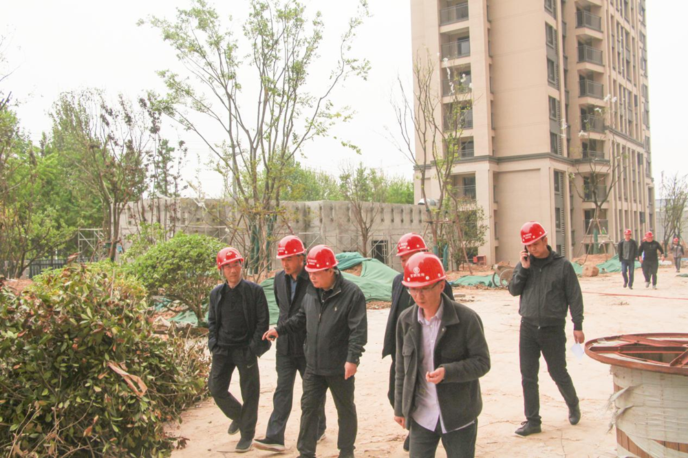 鄭州市國(guó)資委黨委書記、主任李秀山一行到美好天境苑項(xiàng)目調(diào)研指導(dǎo)安全生產(chǎn)工作