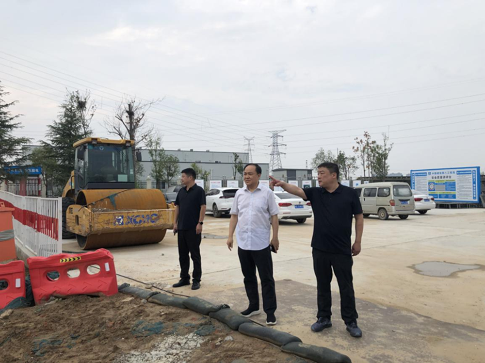 鄭州市建設(shè)投資集團有限公司黨委委員、副總經(jīng)理張巖到侯寨新鎮(zhèn)區(qū)安置區(qū)調(diào)研項目建設(shè)工作